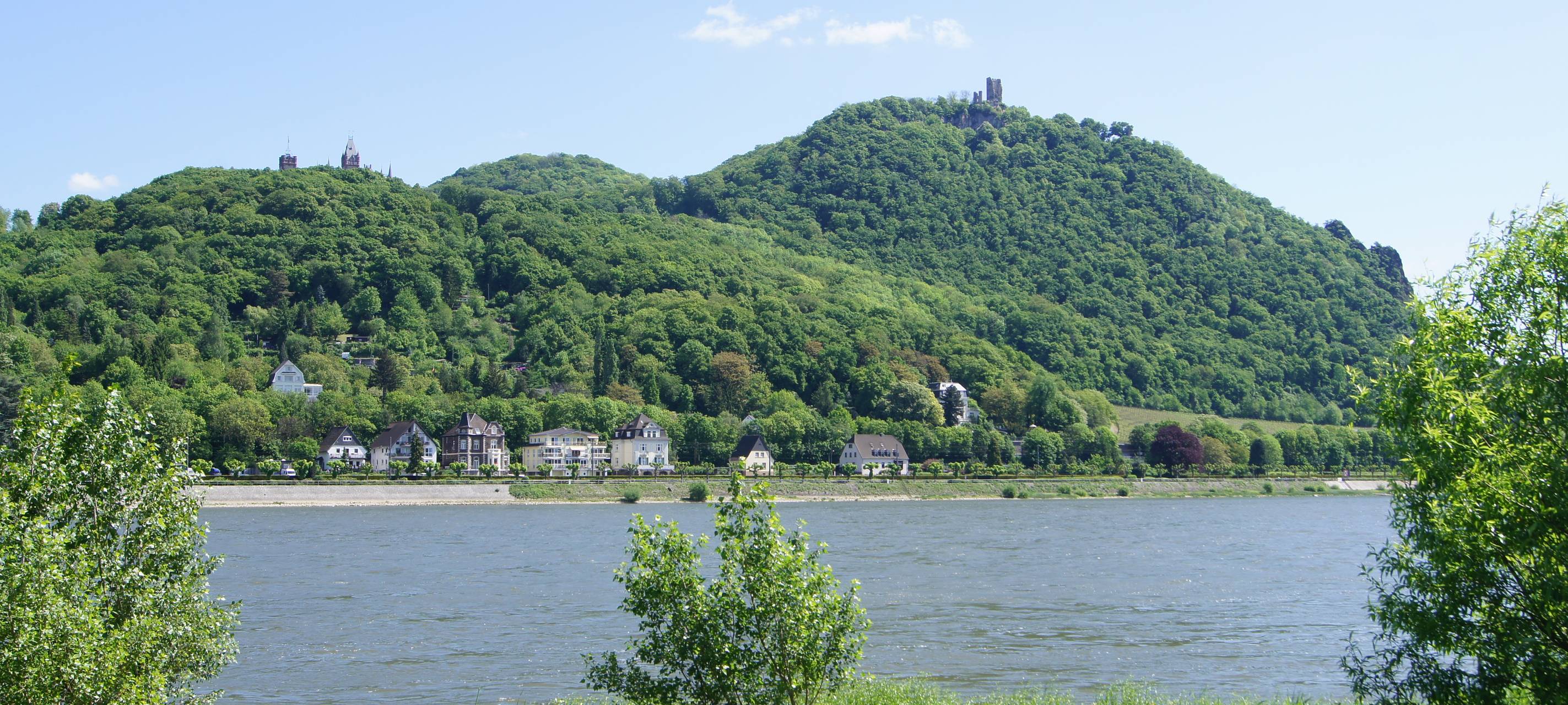 Ermittlungen: Ölige Flüssigkeit im Rhein bei Königswinter