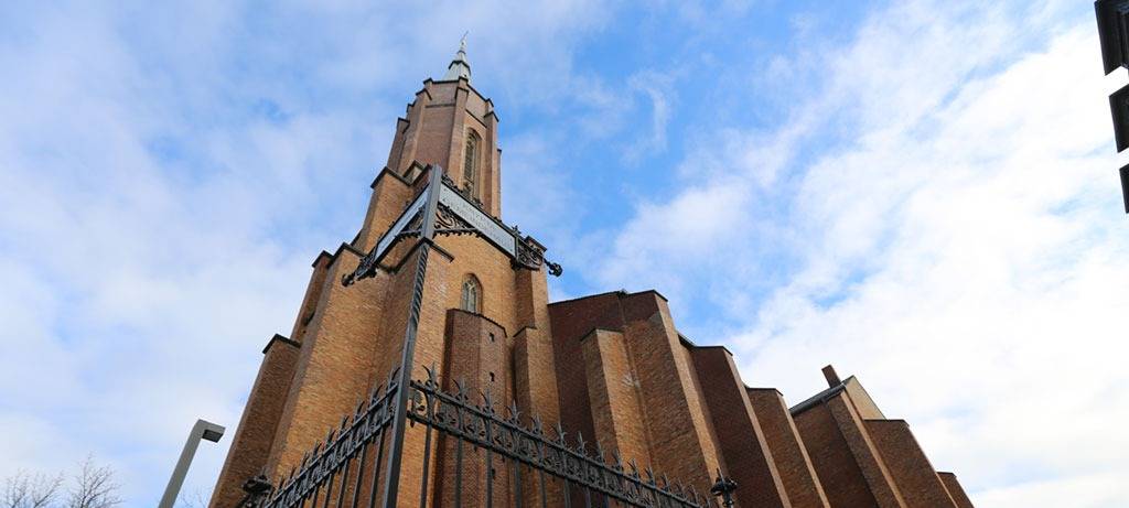 Unbekannter wirft Stein in Bonner Kreuzkirche