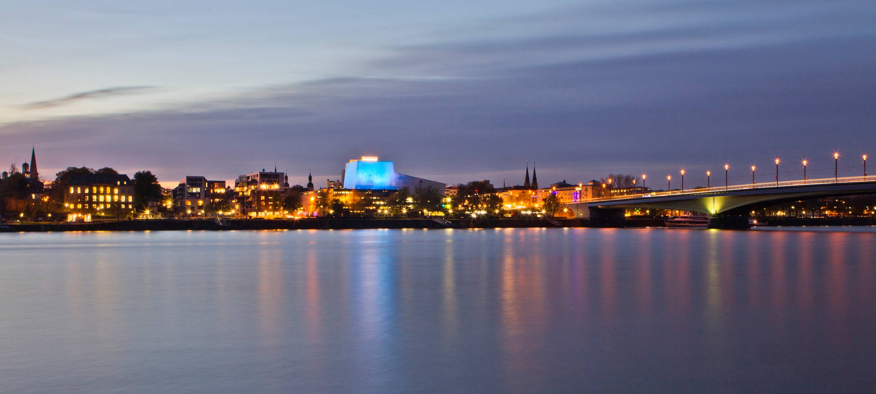 Nach der Wahl: Lichterkette über den Rhein in Bonn