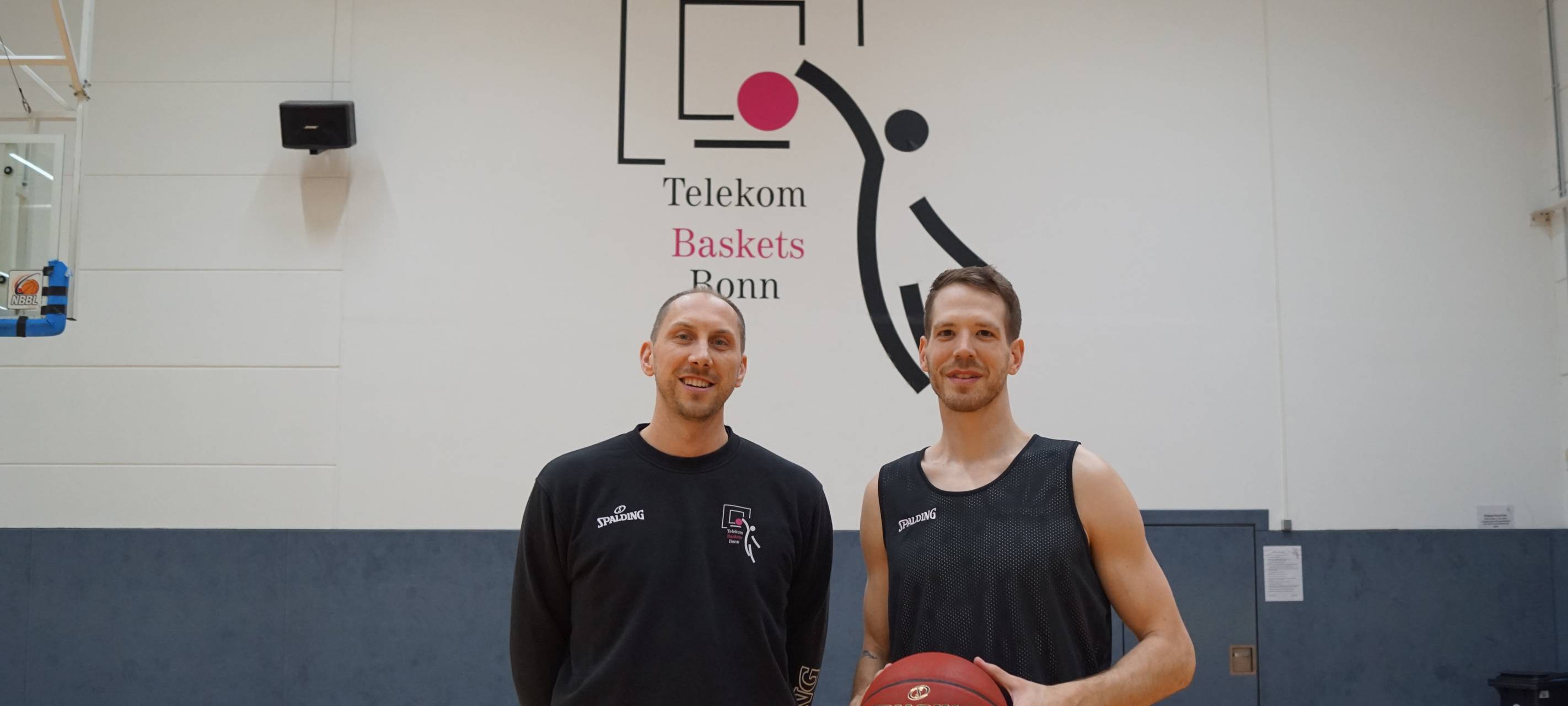 Nate Linhart unterschreibt auf dem Hardtberg