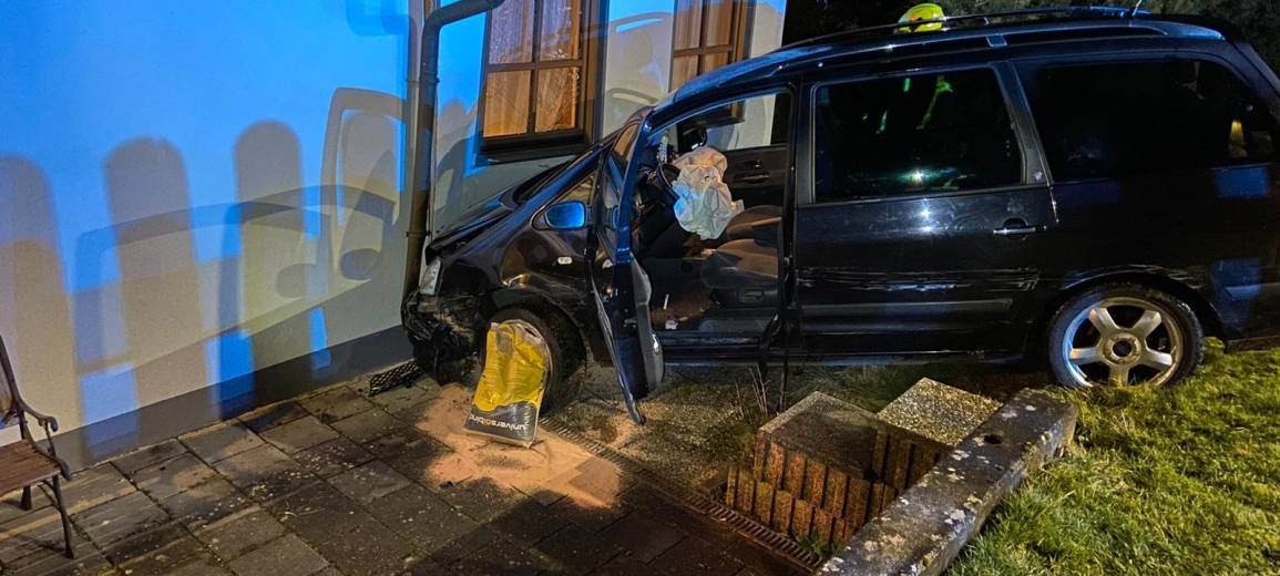 Windeck-Roth: Auto kracht nach Unfall in Hauswand