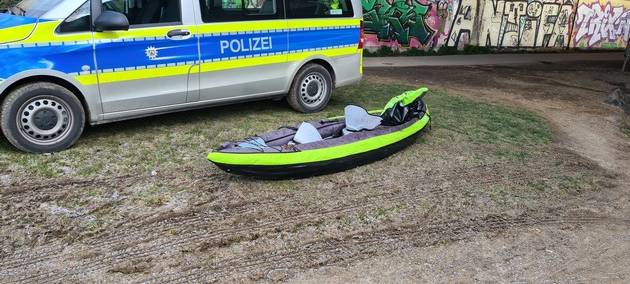 Feuerwehr rettet zwei Männer aus dem Rhein