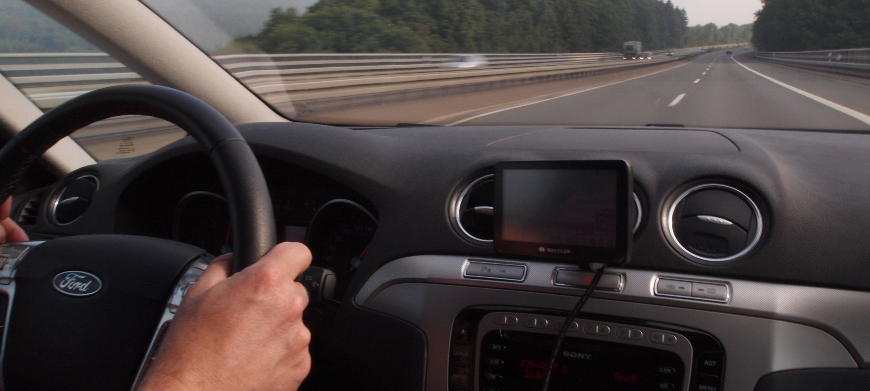 Styropor auf Autobahn geworfen