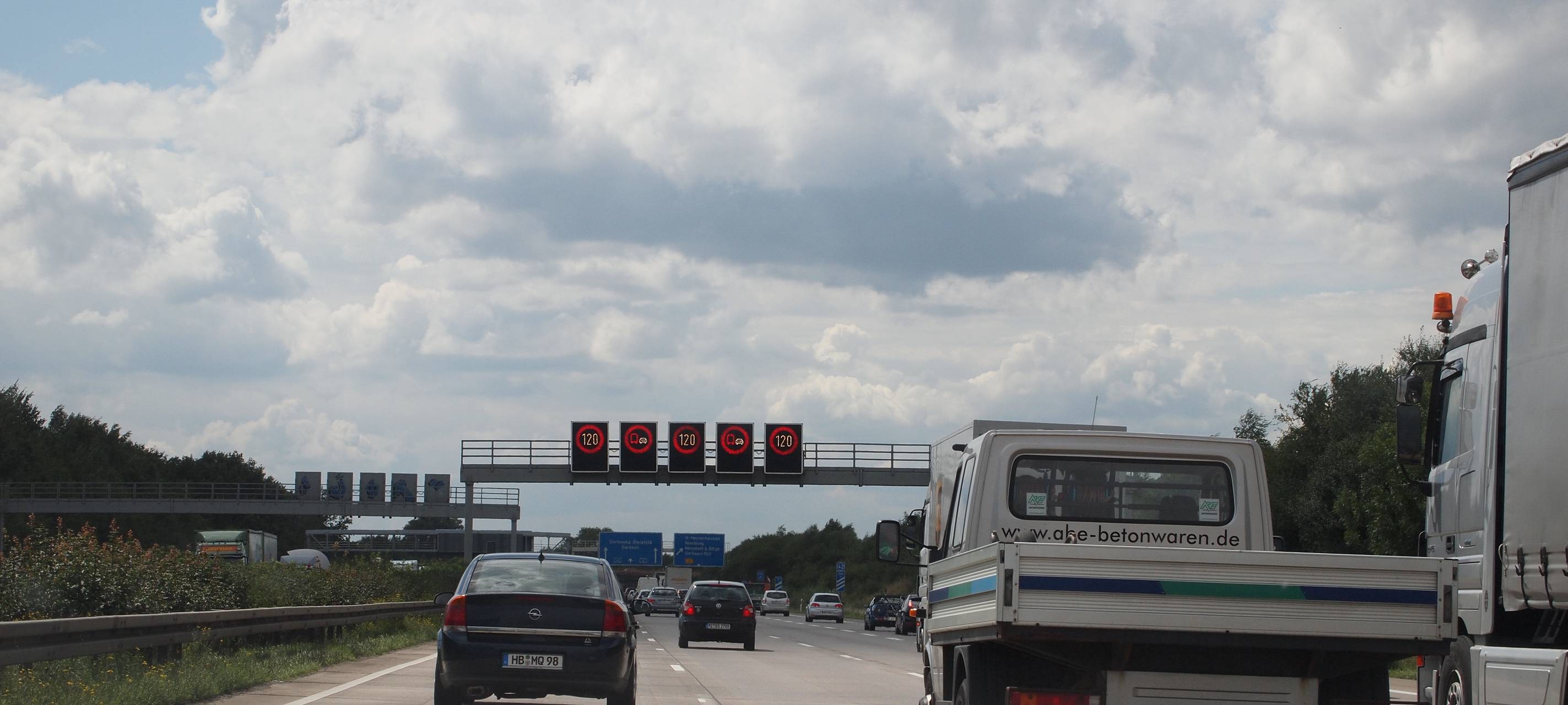 Falsche Polizisten rauben Autofahrer aus