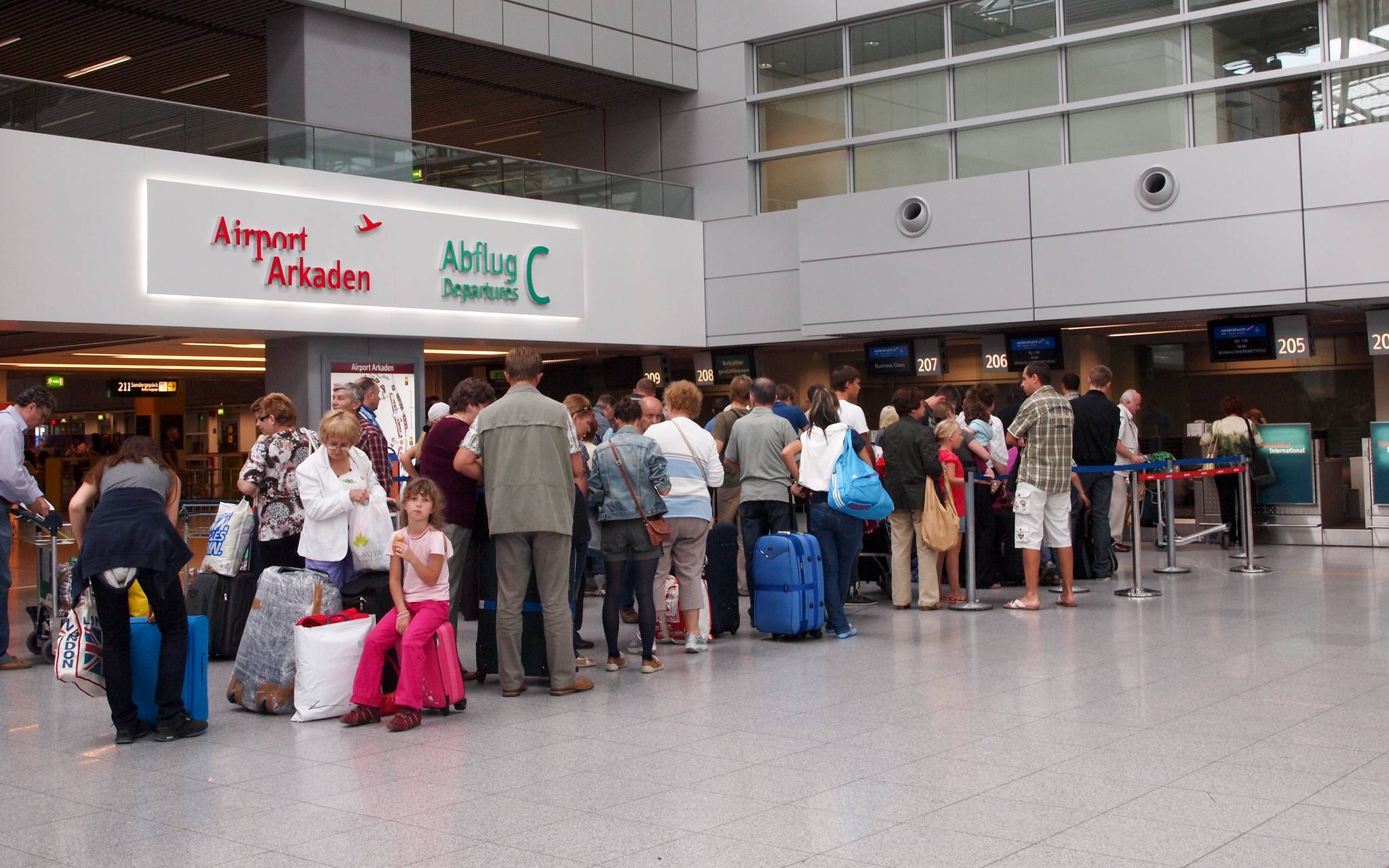 Zu wenig Personal - Schlangen an Flughafen-Kontrollen
