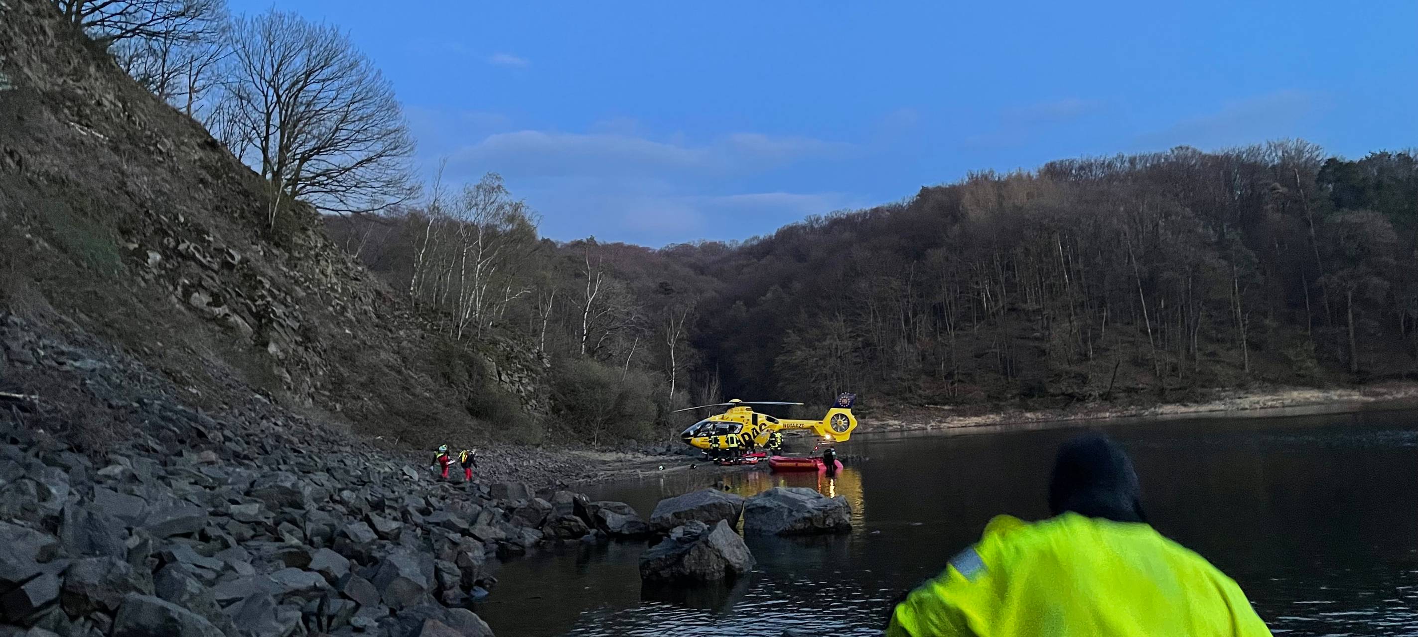 Nach Steinschlag verletzt: Feuerwehr Hennef rettet Kletterin