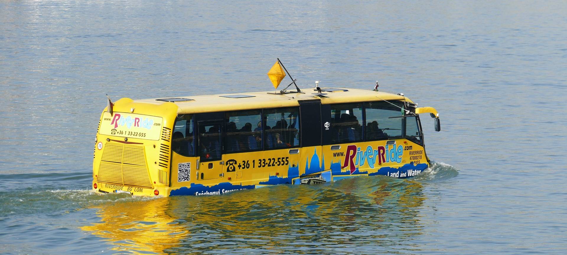 Ein Wasserbus-Amphibienfahrzeug in der Donau bei Budapest