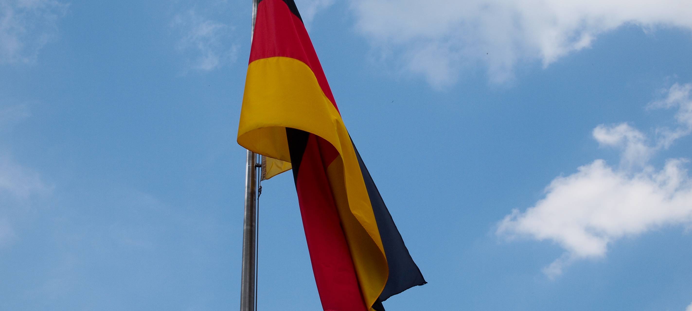 Flaggen in Bonn wehen für Franziskus auf Halbmast