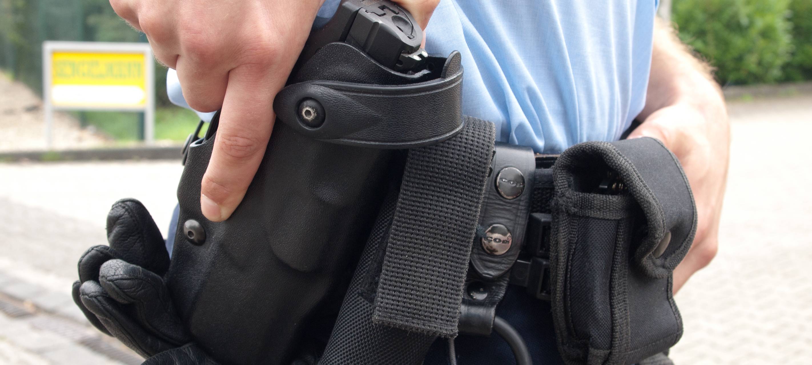Schwester lebensgefährlich verletzt: Fahndung in Bonn
