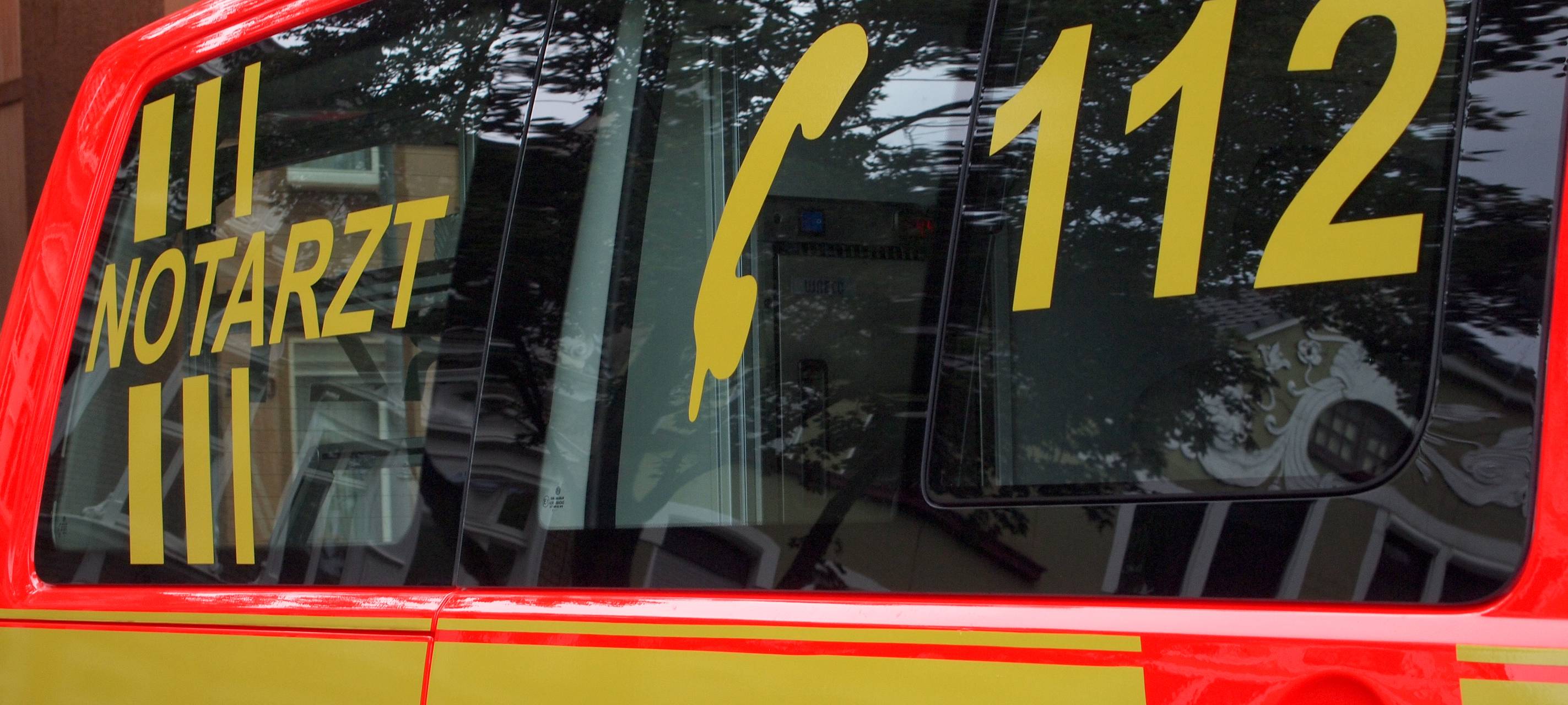 Schwerer Unfall: Crash auf dem Seitenstreifen der B56