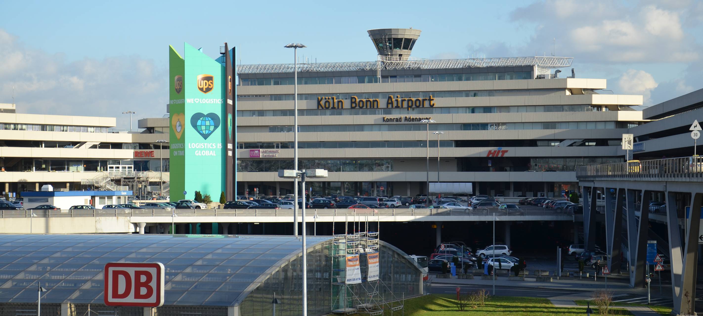 Viel los am Flughafen Köln/Bonn beim Start in die Ferien