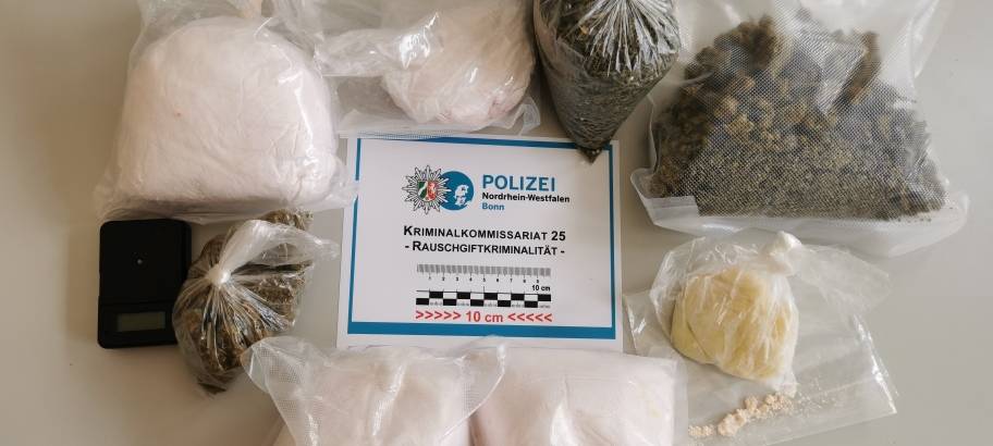 Festnahmen und Drogenfunde bei Durchsuchungen
