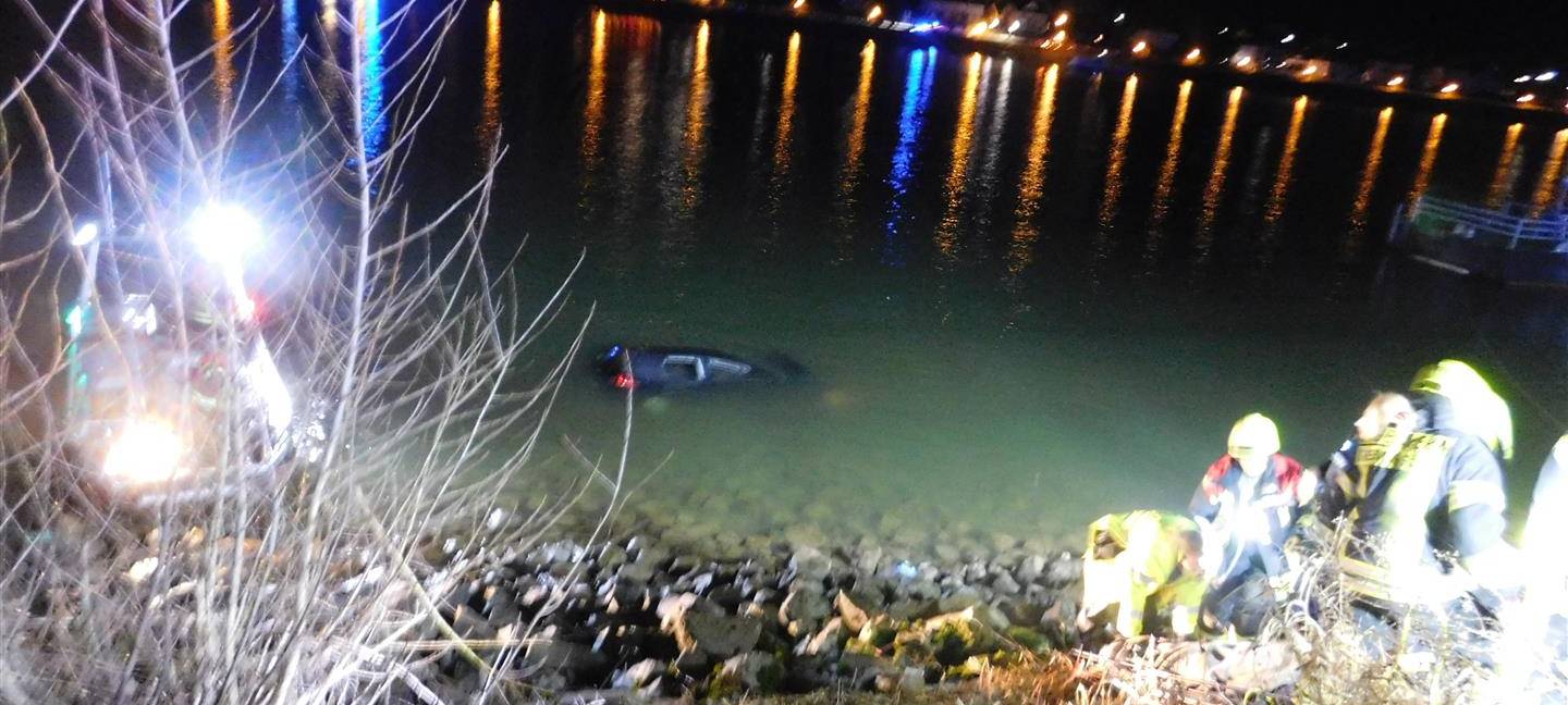 Mann fährt in Rhein
