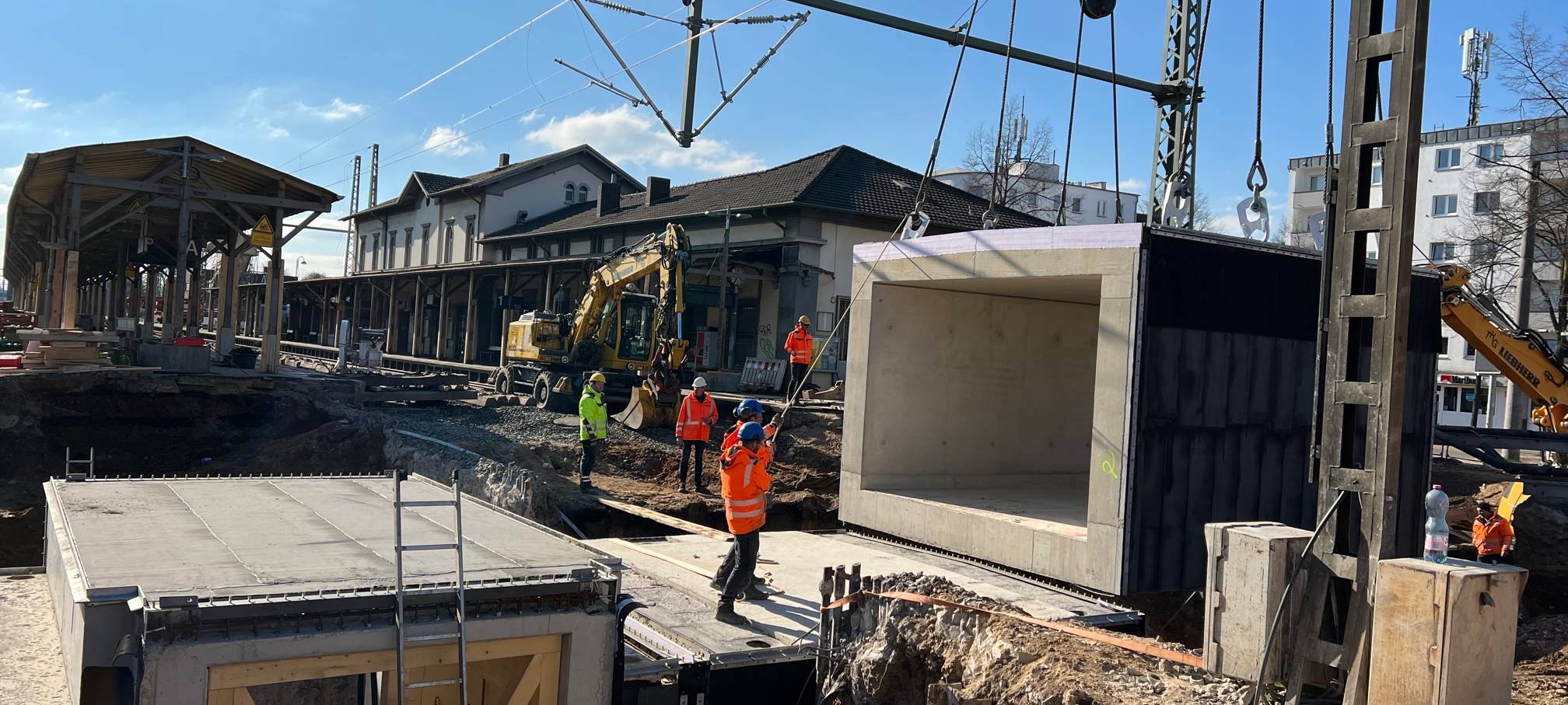 Riesiger Kran am Beueler Bahnhof im Einsatz