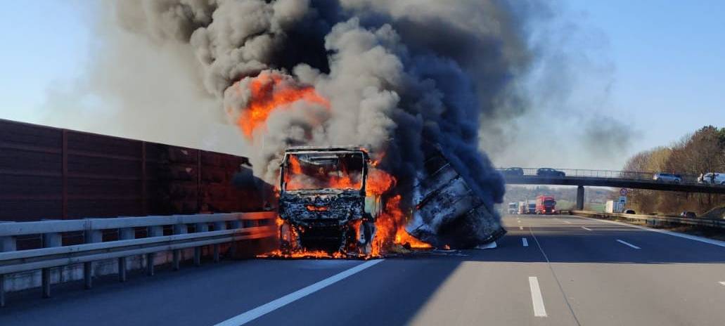 LKW-Brand: A3 gesperrt