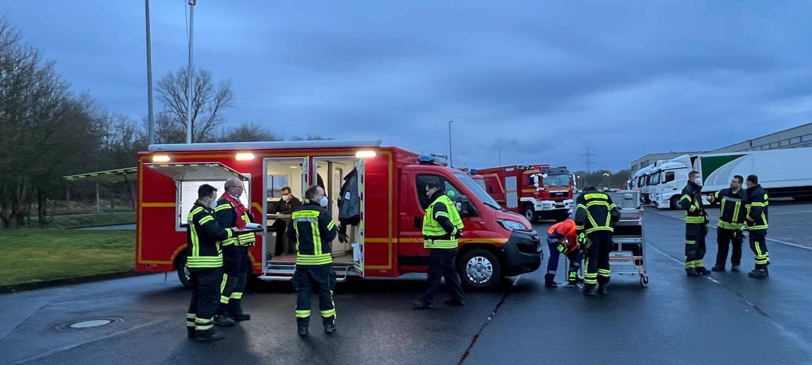 Feuerwehr aus dem Rhein-Sieg-Kreis hilft Kriegsflüchtlingen in Köln