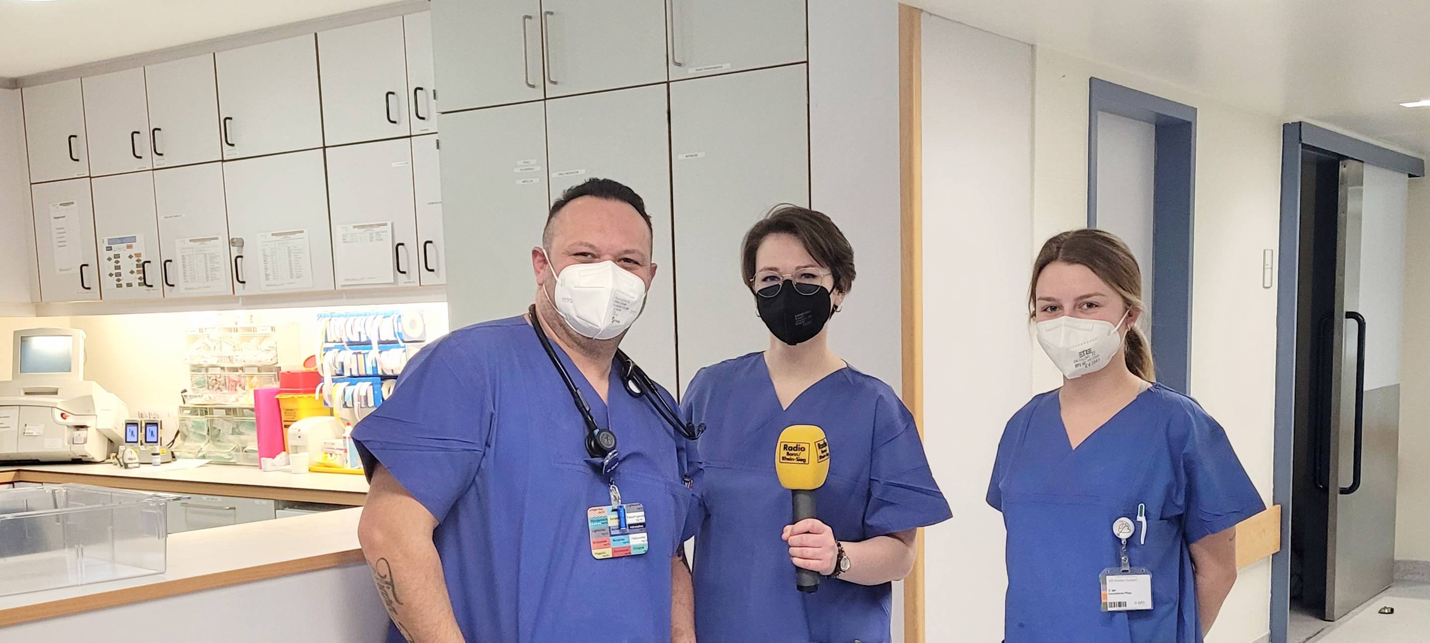 Intensiv-Pfleger Carlos, RBRS-Reporterin Rebecca und Auszubildende Céline in ihrer Arbeitskleidung