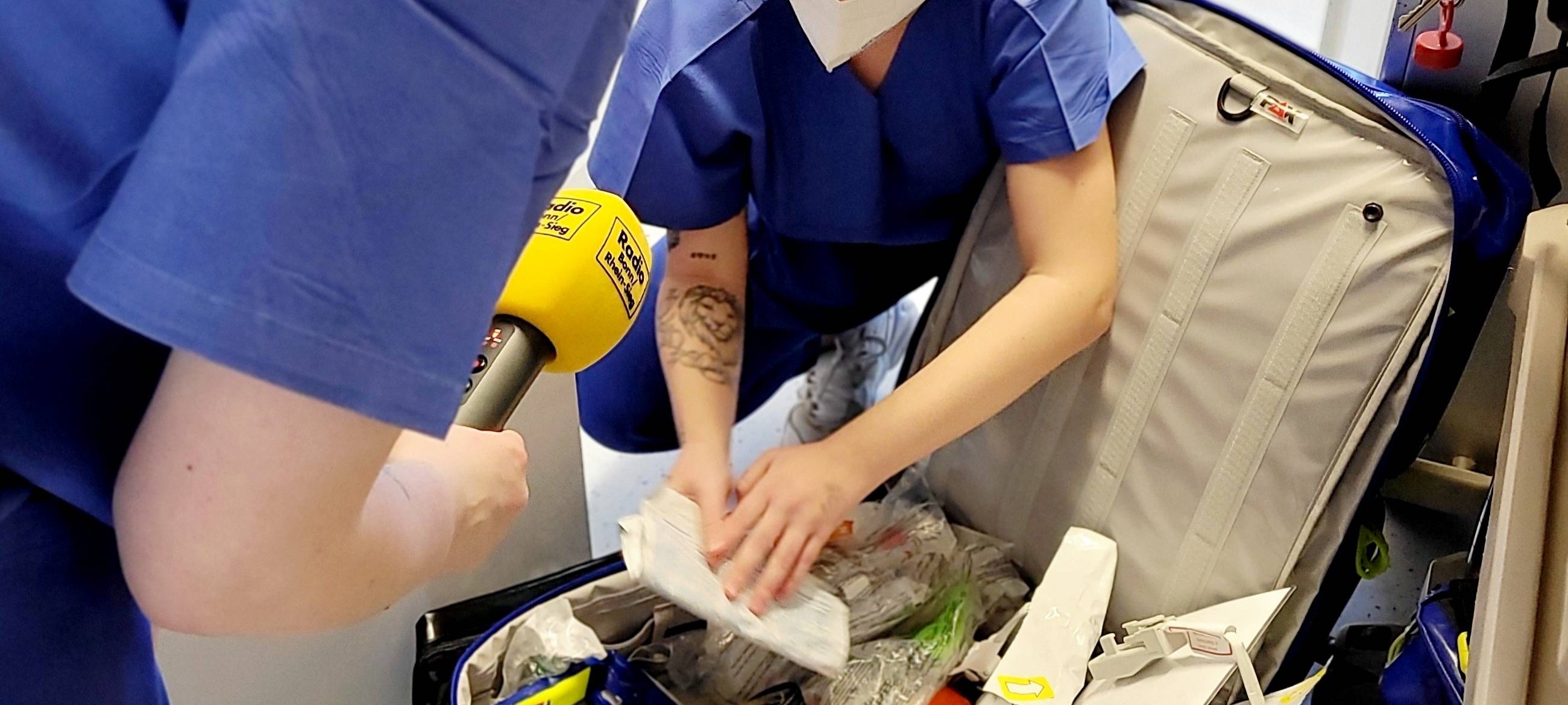 Céline zeigt den blauen Kinder-Notfall-Rucksack
