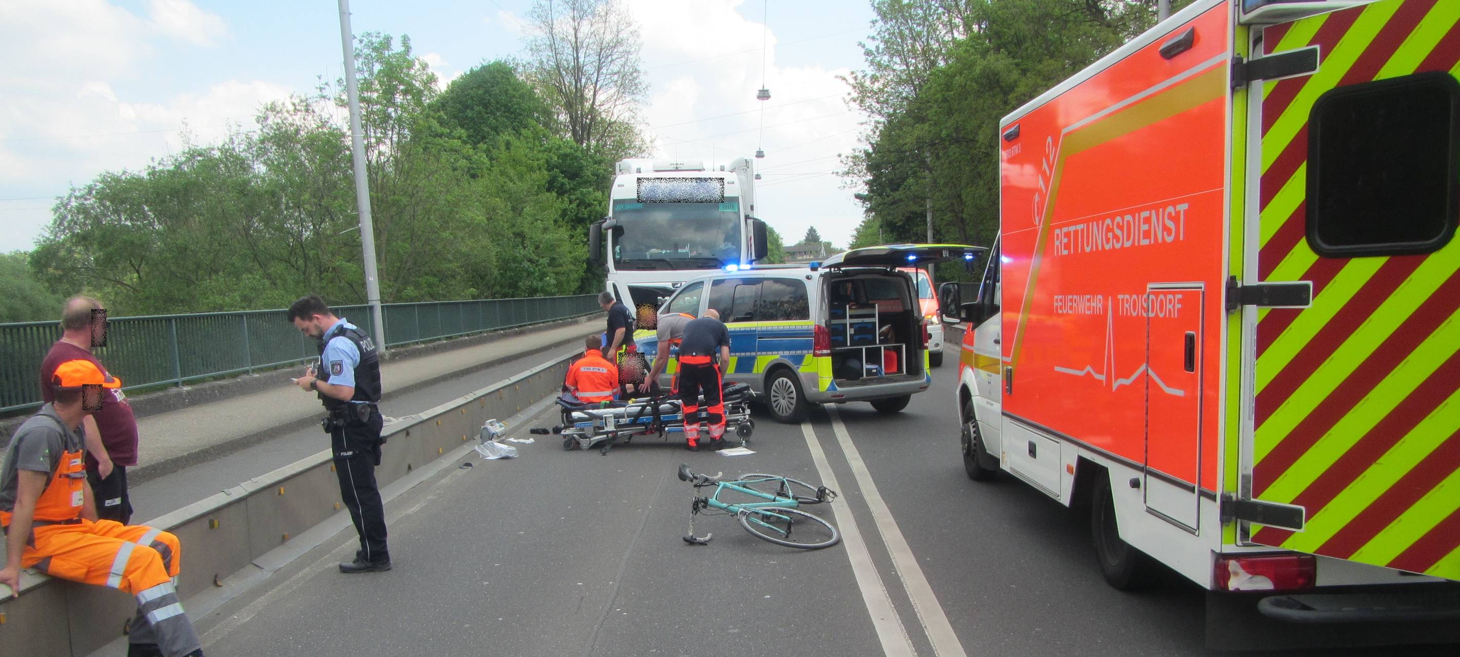 Troisdorf: Unfall mit Radfahrer - Polizei sucht LKW-Fahrer