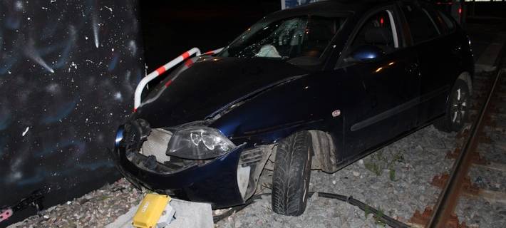 Niederkassel: Auto landet im Gleisbett