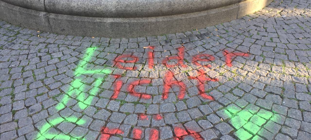 Aktivisten färben Bonner Brunnenwasser grün