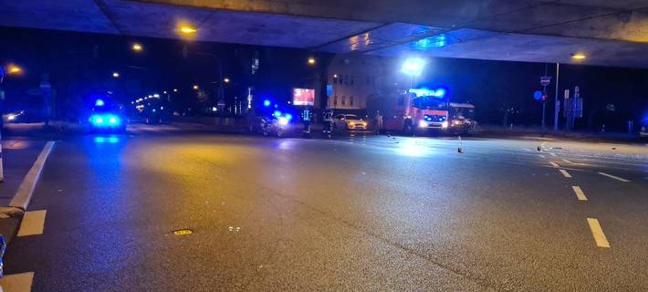 Auto und Straßenbahn stoßen zusammen