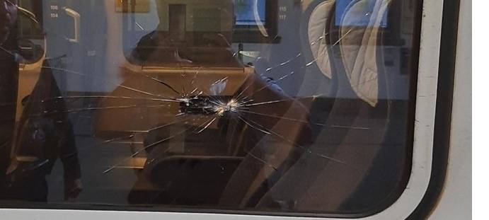 Am Hauptbahnhof Bonn: Zug mit Stein beschossen