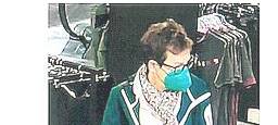 Bonn: Sportgeschäft bestohlen - wer kennt diese Frau?