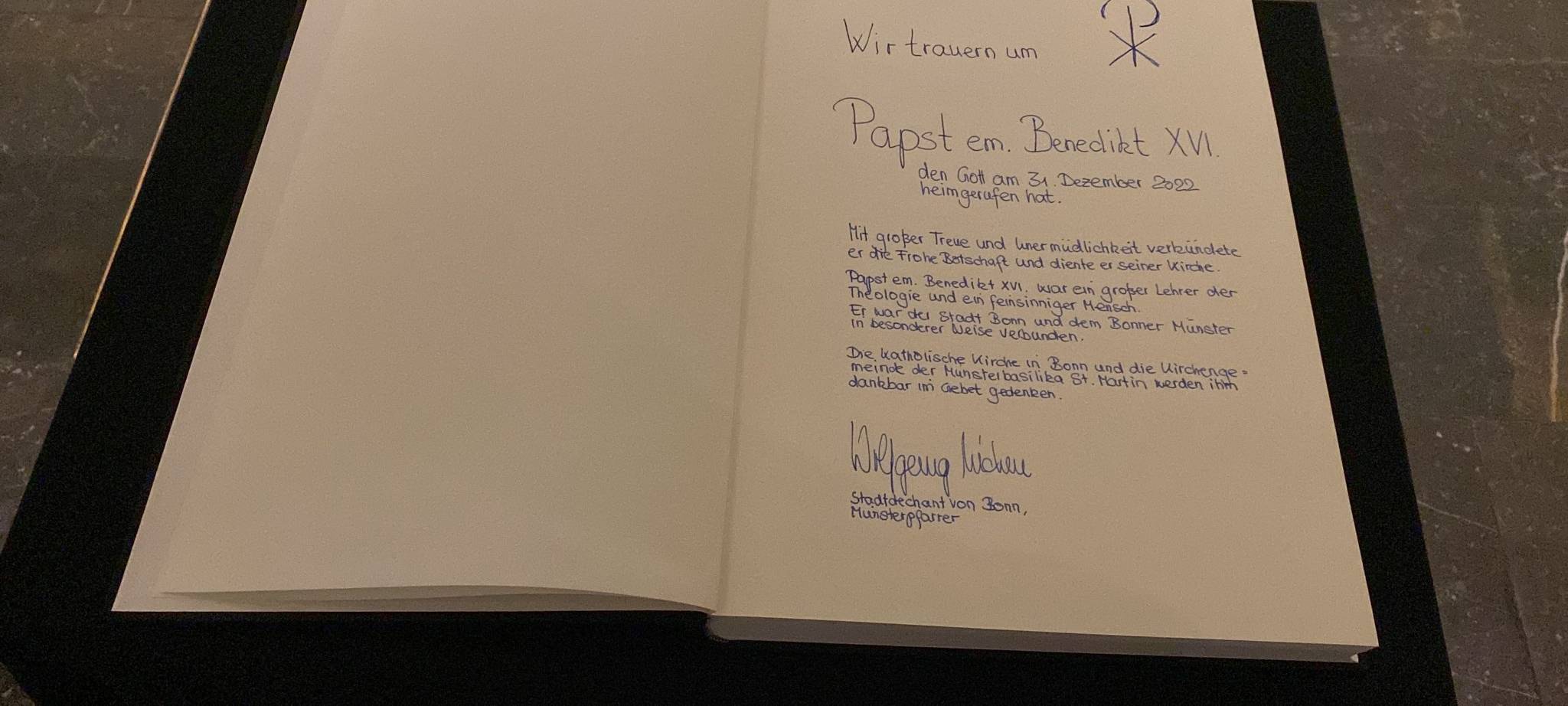 Auch in Bonn wird um Papst Benedikt getrauert