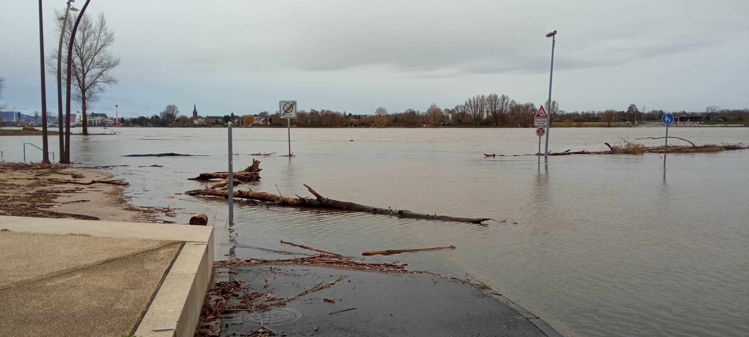 Bonner Feuerwehr hilft bei Hochwasser in Niedersachsen