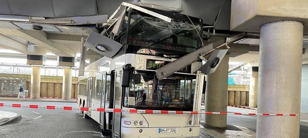 Siegburg: Bus bleibt an Dach hängen - sechs Verletzte!