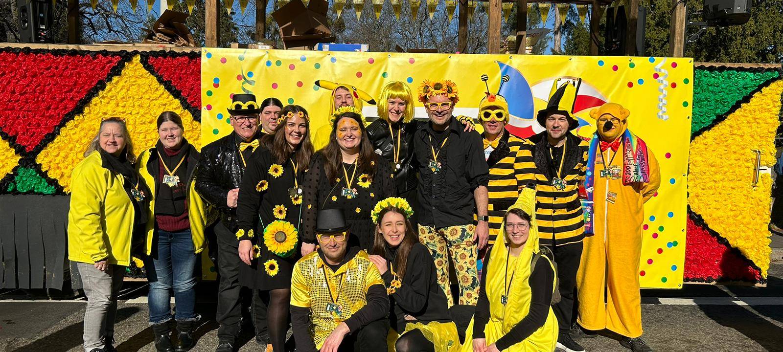 Das RBRS-Team vor dem Karnevalswagen