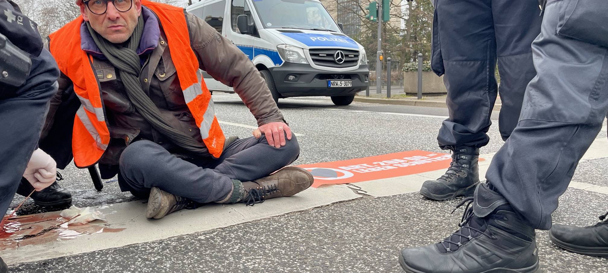 Bonn: Klimaaktivisten blockieren Adenauerallee