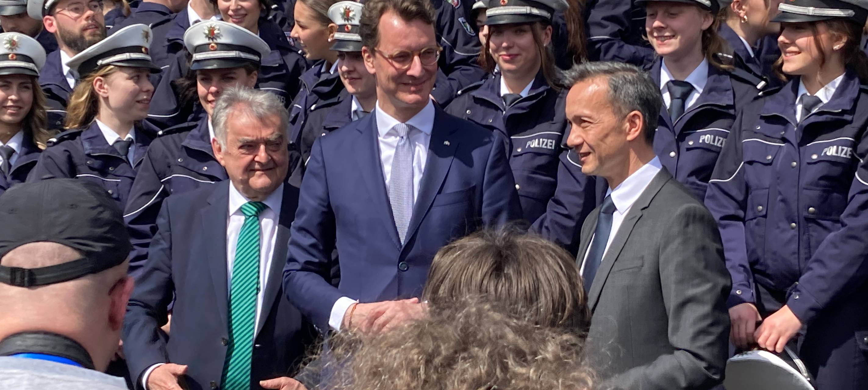2700 neue Polizisten vereidigt