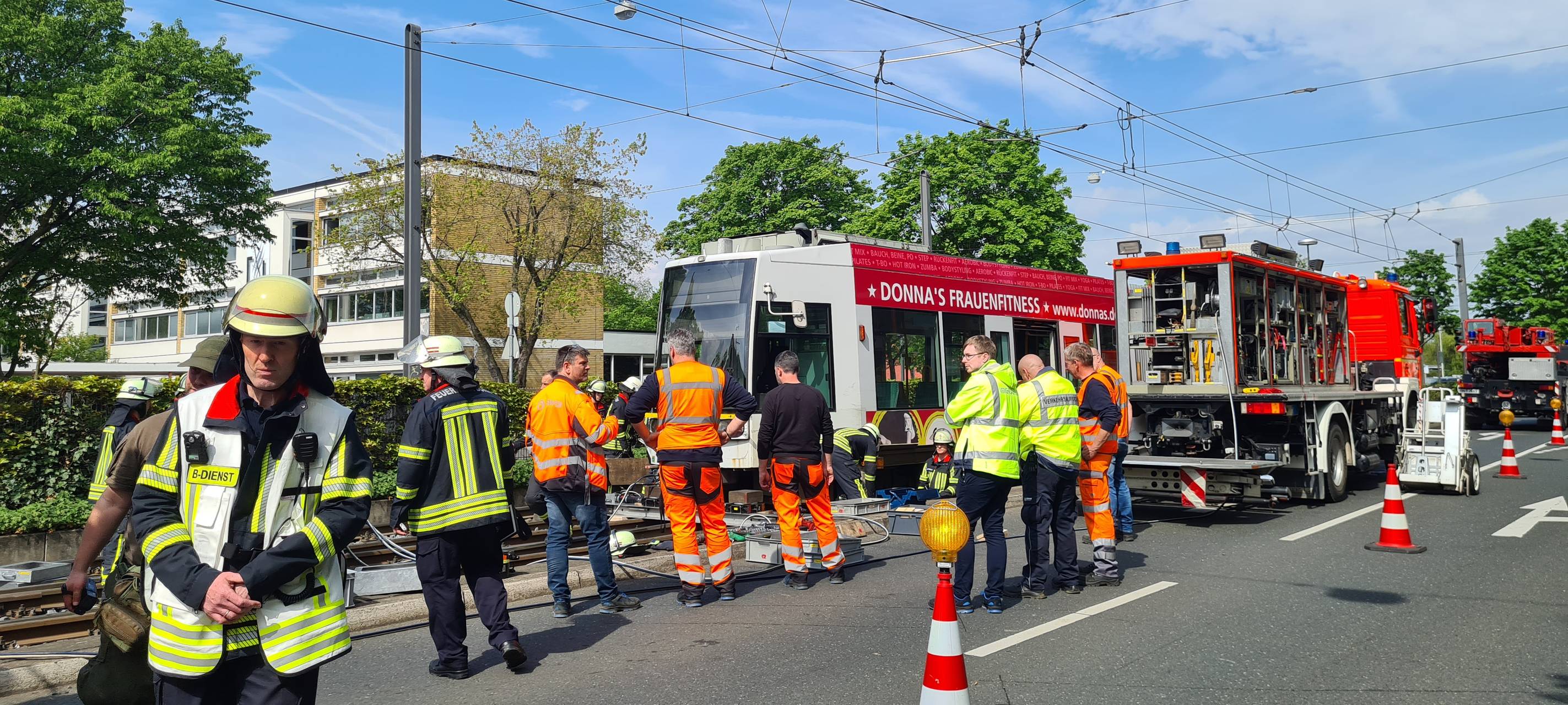 Einsätze in Bonn-Auerberg: Feuer und eine entgleiste S-Bahn