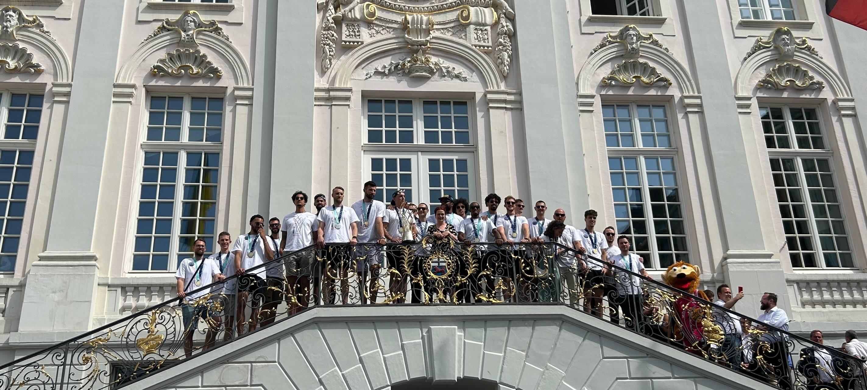 Baskets tragen sich ins goldene Buch der Stadt Bonn ein