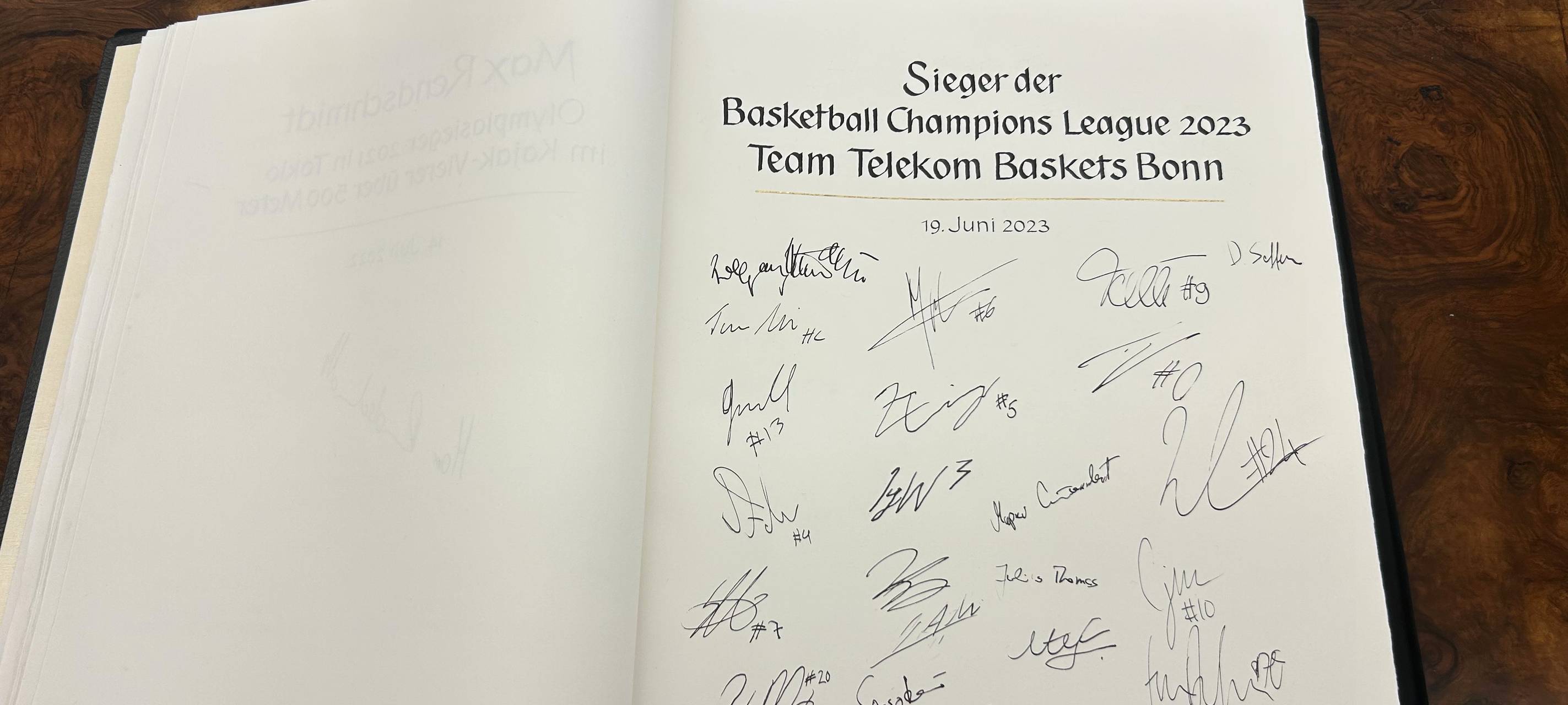 Baskets tragen sich ins goldene Buch der Stadt Bonn ein