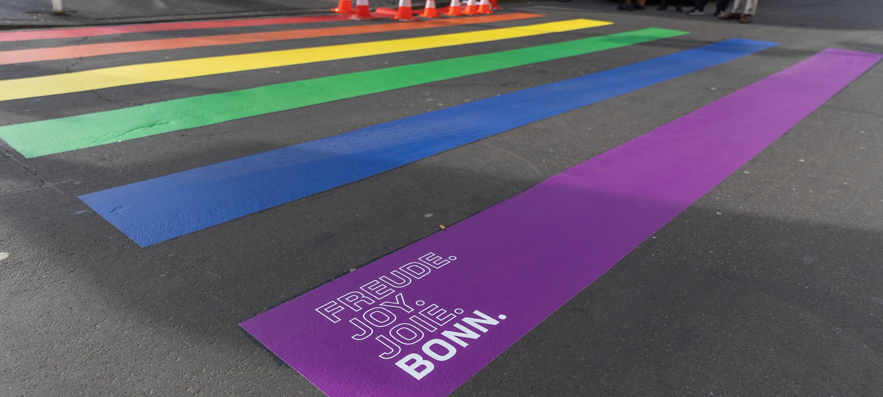 Bonn: Regenbogen-Zebrastreifen überklebt