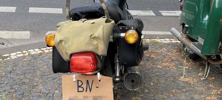 Motorradfahrer mit Papp-Nummernschild unterwegs