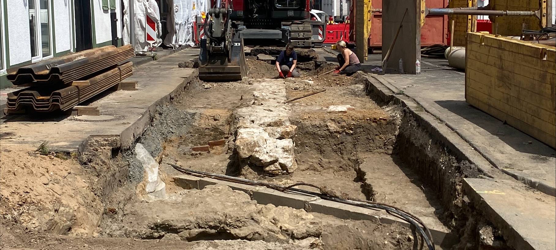 Siegburg: Alte Stadtmauer bei Bauarbeiten gefunden