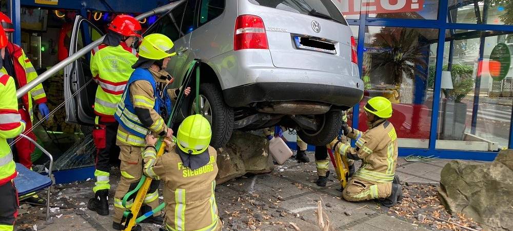 Siegburg: Auto kracht frontal in Sonnenstudio