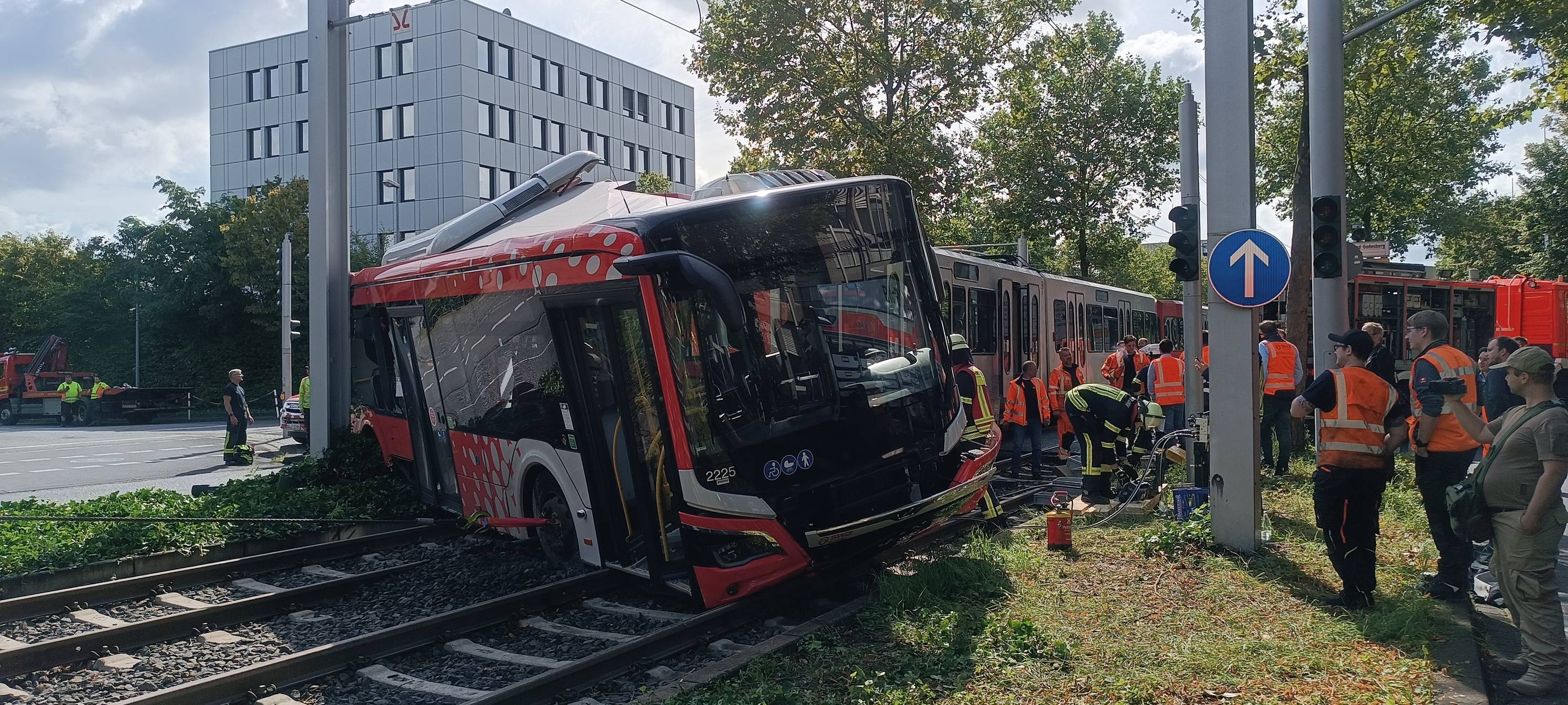 Über Rot gefahren: Ursache für Stadtbahnunfall an der Bonner B9 wohl klar