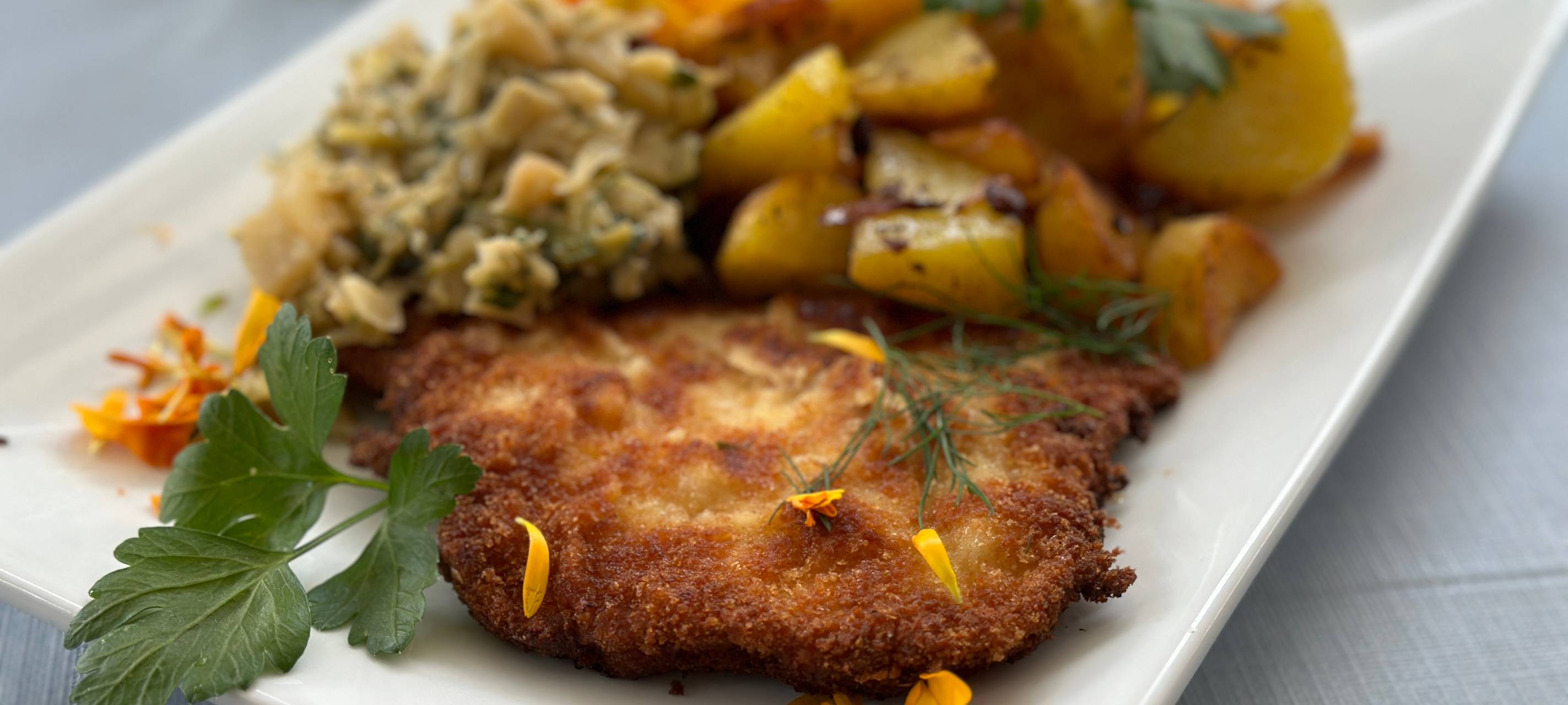 Schnitzel mit Bratkartoffeln und Kohl