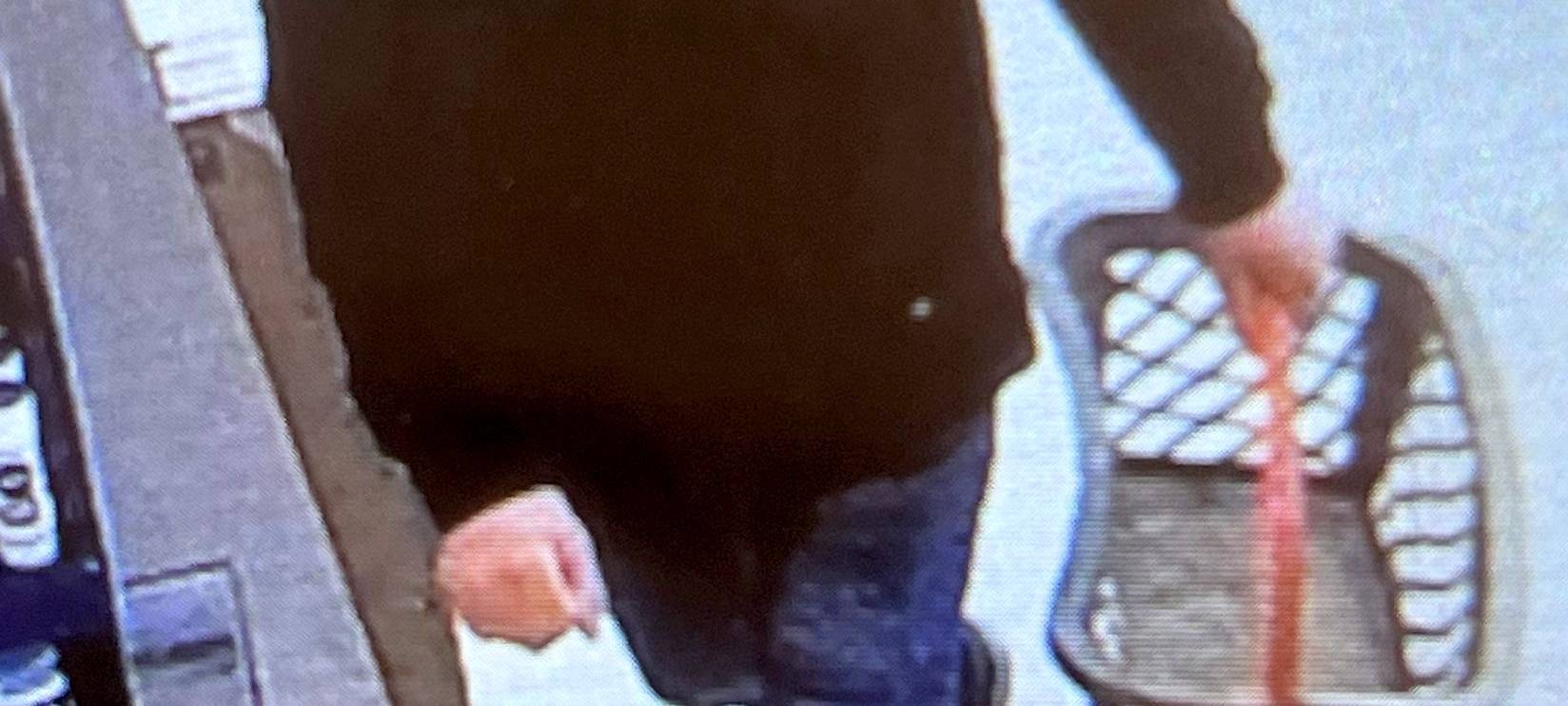Foto-Fahndung: Mann klaut 385 Packungen Kaugummi