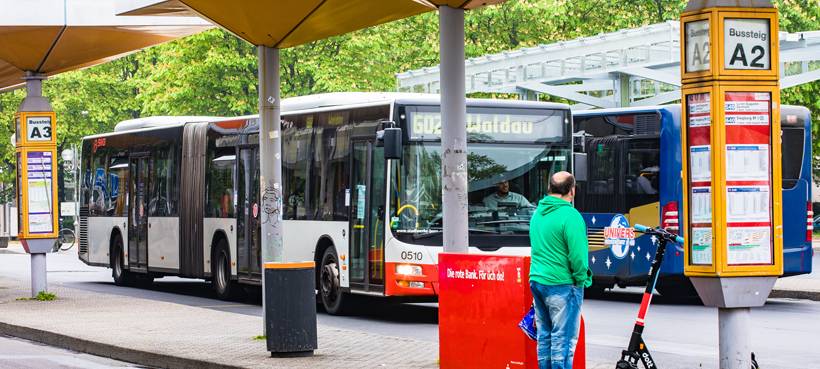 LKW-Fahrer rammt Unterstand am Bonner ZOB