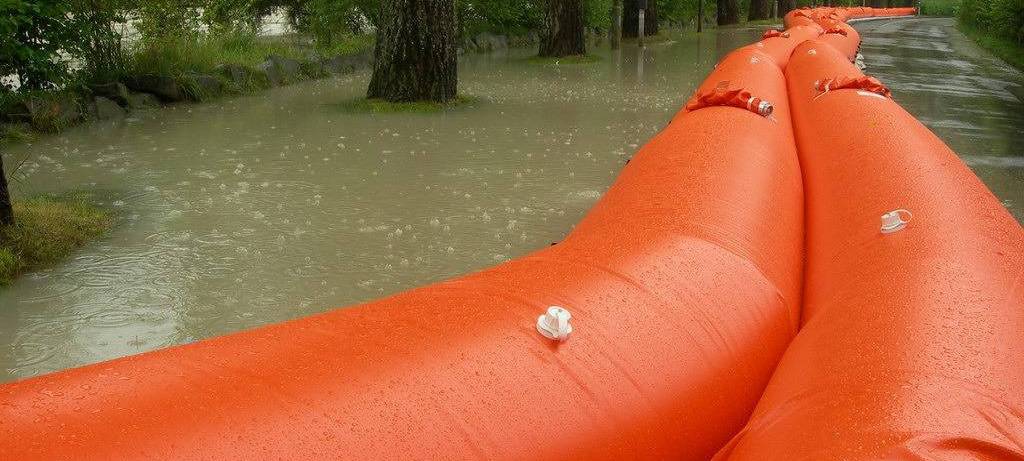 Mobile Dämme gegen Hochwasser