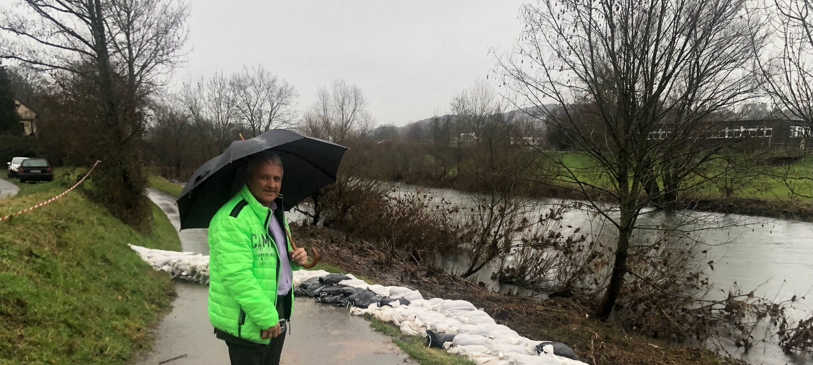 Neues Hochwasser: Siegdamm in Eitorf mit Flüssigteer geflickt