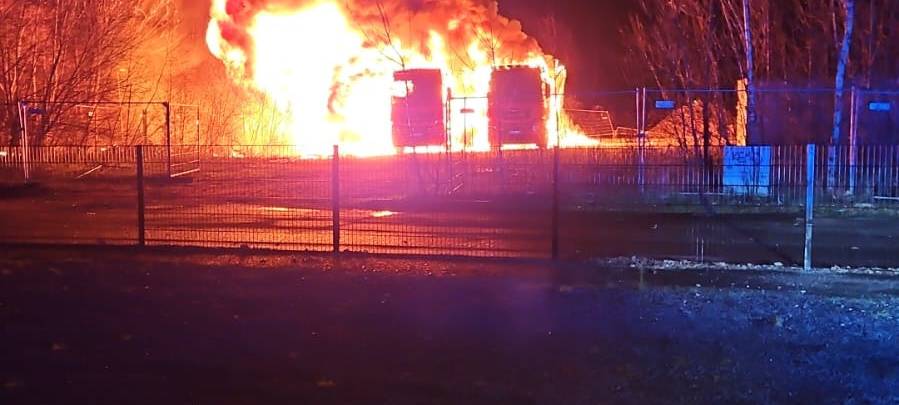 Sankt Augustin: Zwei LKW brennen auf Parkplatz