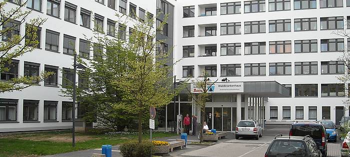 Feuerwehr kontrolliert Bonner Waldkrankenhaus nach Brandgeruch