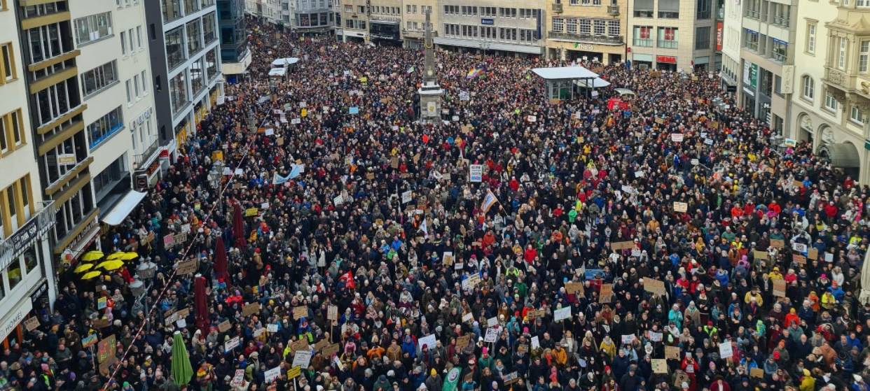 "Bonn ist bunt" - 30.000 demonstrieren in Bonn friedlich gegen Rechts